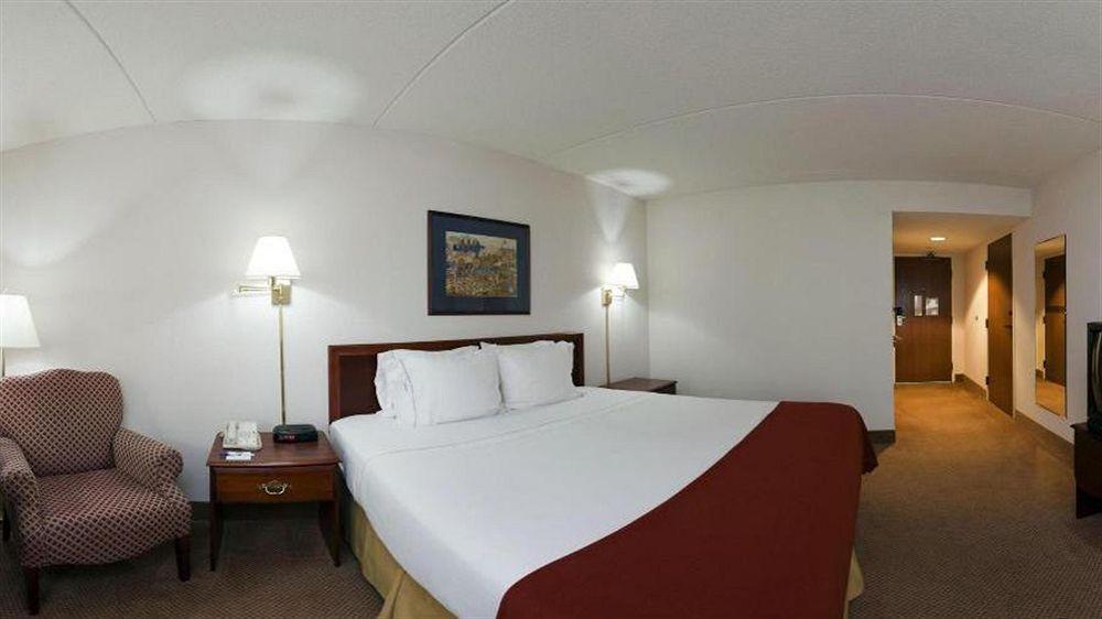 Hotel Holiday Express By Ihg 2*